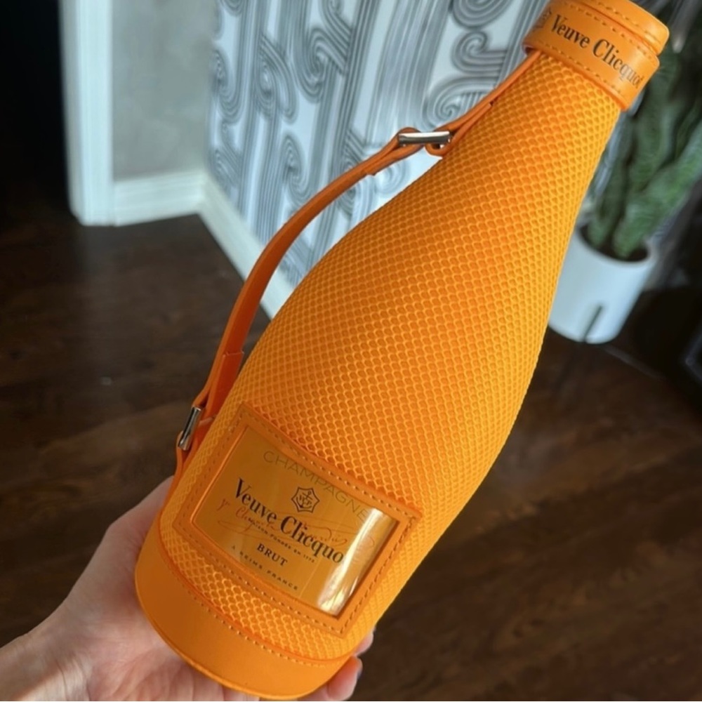 VEUVE CLICQUOT CHAMPAGNE BOTTLE ZIPPERED
INSULATED ICE JACKET NEW - Picture 2 of 4
